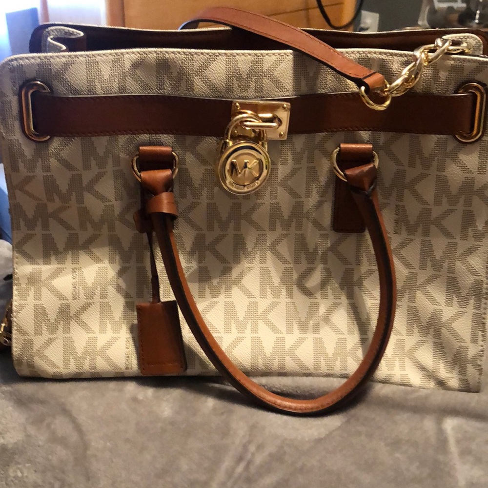 📍MAKE ME AN OFFER.. cleaning out my closets NWT Michael Kors Satchel Bag